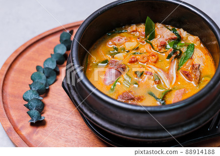 Korean food sundae soup cooked in a black pot 88914188