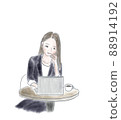 一個穿著西裝的女人戴著臉頰棒看著電腦 88914192