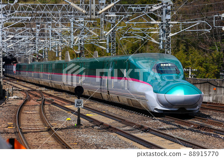 高速通過軌道的E5系列新幹線 88915770