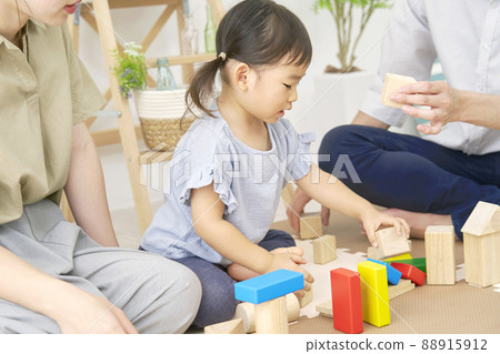 客廳裡玩積木的女孩 88915912