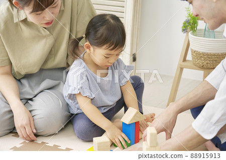 客廳裡玩積木的女孩 88915913