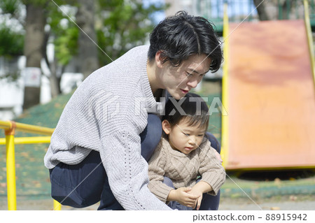 父親和女兒在公園裡玩 88915942