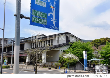小田原市國道1號引導標誌,鈴廣魚糕總店和新鮮的綠色 小田原市國道1號引導標誌,鈴廣魚糕總店和新鮮的綠色 88916163