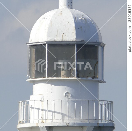 橫濱港“白色燈塔”於 1896 年竣工，並在令和 4 年 119 年完成了燈塔的作用。 88916585