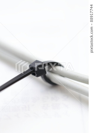 Twist the cable with a cable tie 88917744