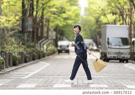 走在城市的女實業家 走在城市的女實業家 88917812