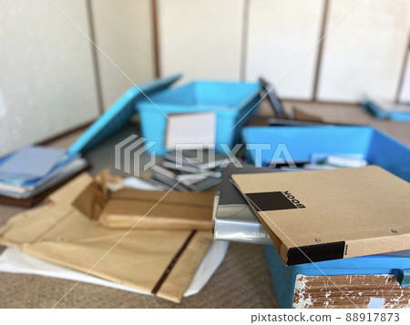 Decluttering the plastic case containing the documents Decluttering the plastic case containing the documents 88917873