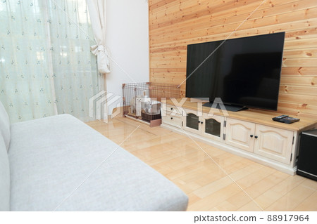 放鬆在客廳籠子的男性博美犬 88917964