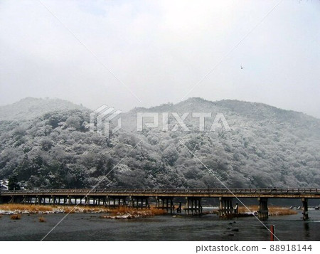 白雪皚皚的京都嵐山渡月京 白雪皚皚的京都嵐山渡月京 88918144
