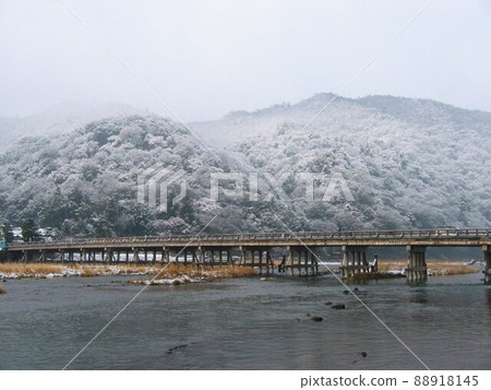 白雪皚皚的京都嵐山渡月京 88918145