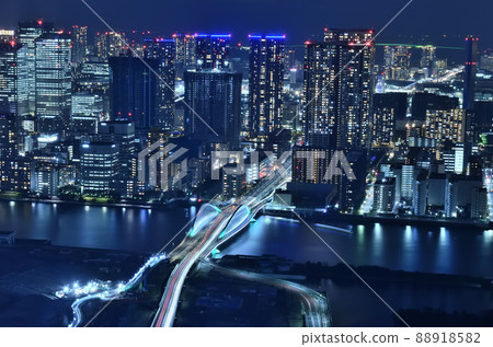 The night view of Shiodome and the light trail of Tsukiji Ohashi seen from Caretta Shiodome The night view of Shiodome and the light trail of Tsukiji Ohashi seen from Caretta Shiodome 88918582