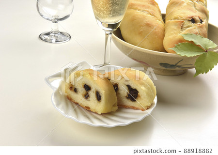 新鮮的葡萄乾麵包和飲料 88918882