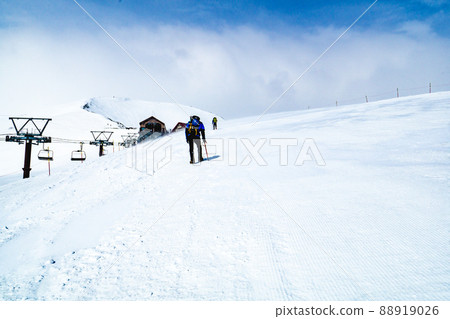 因強風而無法使用長野縣八方根滑雪纜車的登山者 因強風而無法使用長野縣八方根滑雪纜車的登山者 88919026