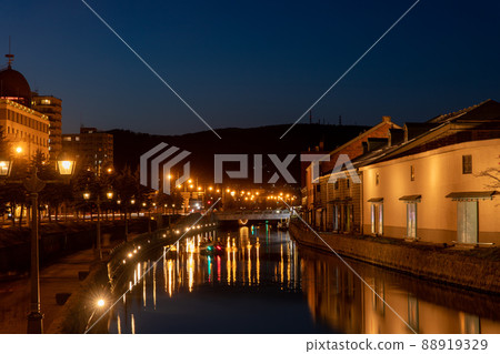 Night view of Otaru Canal, Otaru City, Hokkaido 88919329
