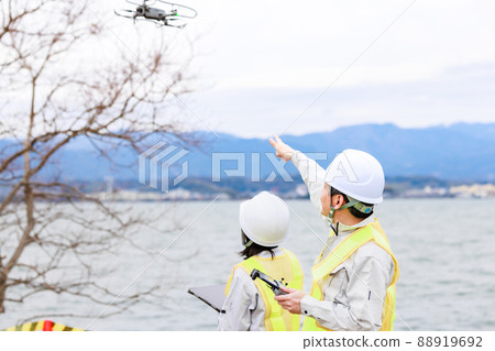 操作無人機的工人 88919692