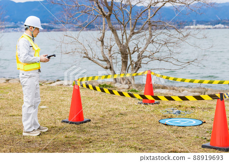 操作無人機的工人 88919693