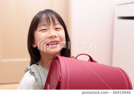 一個背書包的小學一年級女孩 一個背書包的小學一年級女孩 88919946