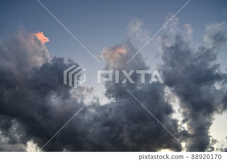 橙色夕陽中的烏雲 橙色夕陽中的烏雲 88920170