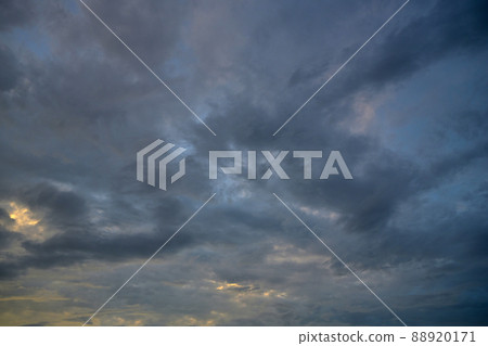 夕陽下的雲彩透過烏雲之間的縫隙可見 夕陽下的雲彩透過烏雲之間的縫隙可見 88920171