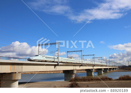 陽光明媚的日子,新幹線穿過加古川橋 陽光明媚的日子,新幹線穿過加古川橋 88920189