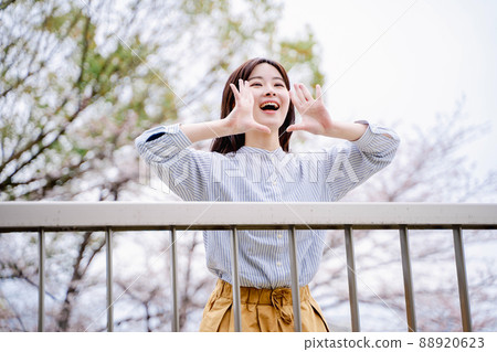 一名年輕女子的戶外肖像 88920623
