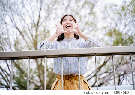 Outdoor portrait of a young woman 88920626
