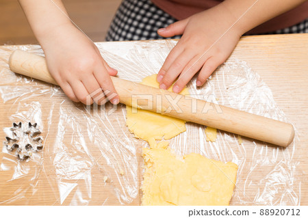 Hands of a girl making sweets 88920712