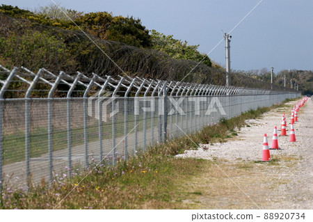 “鐵絲網”和“圍欄” 88920734