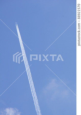 藍天和飛機雲彩 88921570
