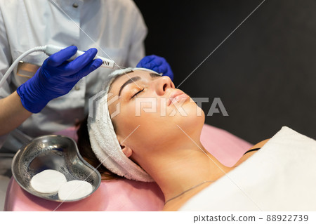 Facial cleansing procedure with ultrasonic scrubber Facial cleansing procedure with ultrasonic scrubber 88922739