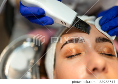 Facial cleansing procedure with ultrasonic scrubber Facial cleansing procedure with ultrasonic scrubber 88922741