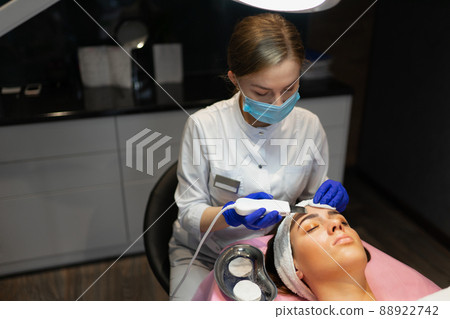 Facial cleansing procedure with ultrasonic scrubber Facial cleansing procedure with ultrasonic scrubber 88922742