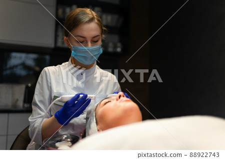 Facial cleansing procedure with ultrasonic scrubber Facial cleansing procedure with ultrasonic scrubber 88922743