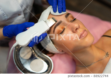 Facial cleansing procedure with ultrasonic scrubber 88922744