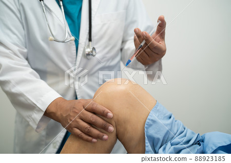 Asian doctor inject Hyaluronic acid platelet rich plasma into the knee of senior woman to walk without pain. 88923185