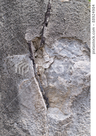 惡化和開裂的混凝土邊坡 88924984