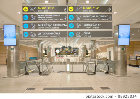 Airport navigation boards and staircase with elevators. Domodedovo airport, Russia - August 2020 Airport navigation boards and staircase with elevators. Domodedovo airport, Russia - August 2020 88925834