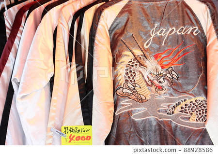 來自服裝店的 Sukajan 日本紀念品 88928586