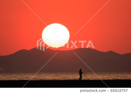 Sunset and mountains "Niijima Wharf Artificial Island" Sunset and mountains "Niijima Wharf Artificial Island" 88928707