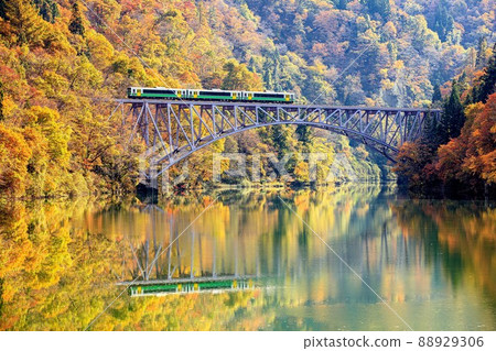 只見線 Kiha E120 Series 穿越金州第一座只見川大橋 [福島縣三島町，11 月] 88929306