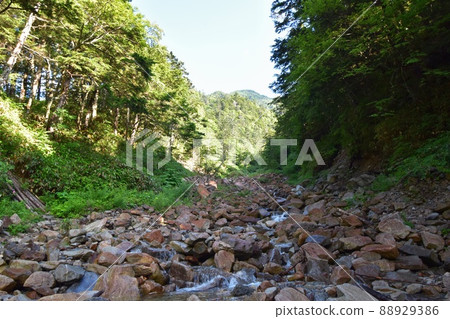 Jonendake: A mountain trail that crosses the river near Kasaharazawa Jonendake: A mountain trail that crosses the river near Kasaharazawa 88929386