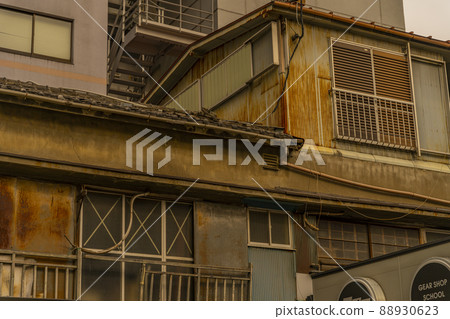 An old private house in an urban redevelopment area 88930623