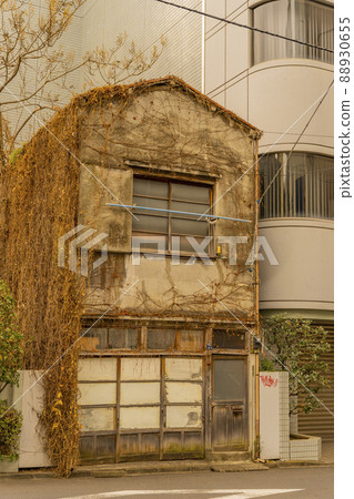 An old private house in an urban redevelopment area An old private house in an urban redevelopment area 88930655