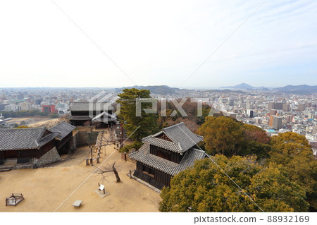 View from the castle tower of Matsuyama Castle (dry turret, Matsuyama city station, airport direction) View from the castle tower of Matsuyama Castle (dry turret, Matsuyama city station, airport direction) 88932169