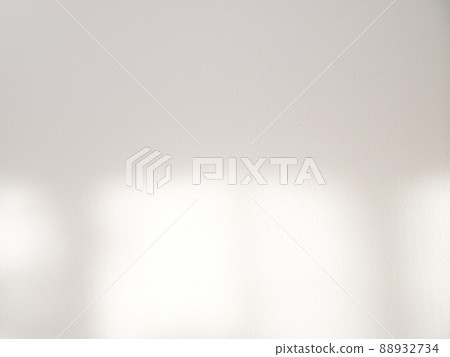 Shadows and light reflected on the wall 88932734