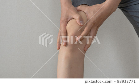 Male knee pain image 88932771