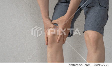 Male knee pain image 88932779