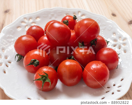 庫存照片 | 新鮮紅櫻桃番茄,夏季蔬菜 庫存照片 | 新鮮紅櫻桃番茄,夏季蔬菜 88932822