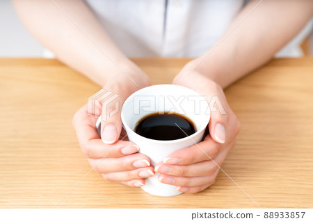 Hands of a woman holding a coffee cup [Parts cut] 88933857