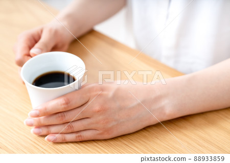 拿著咖啡杯的女人的手 [部分切割] 88933859